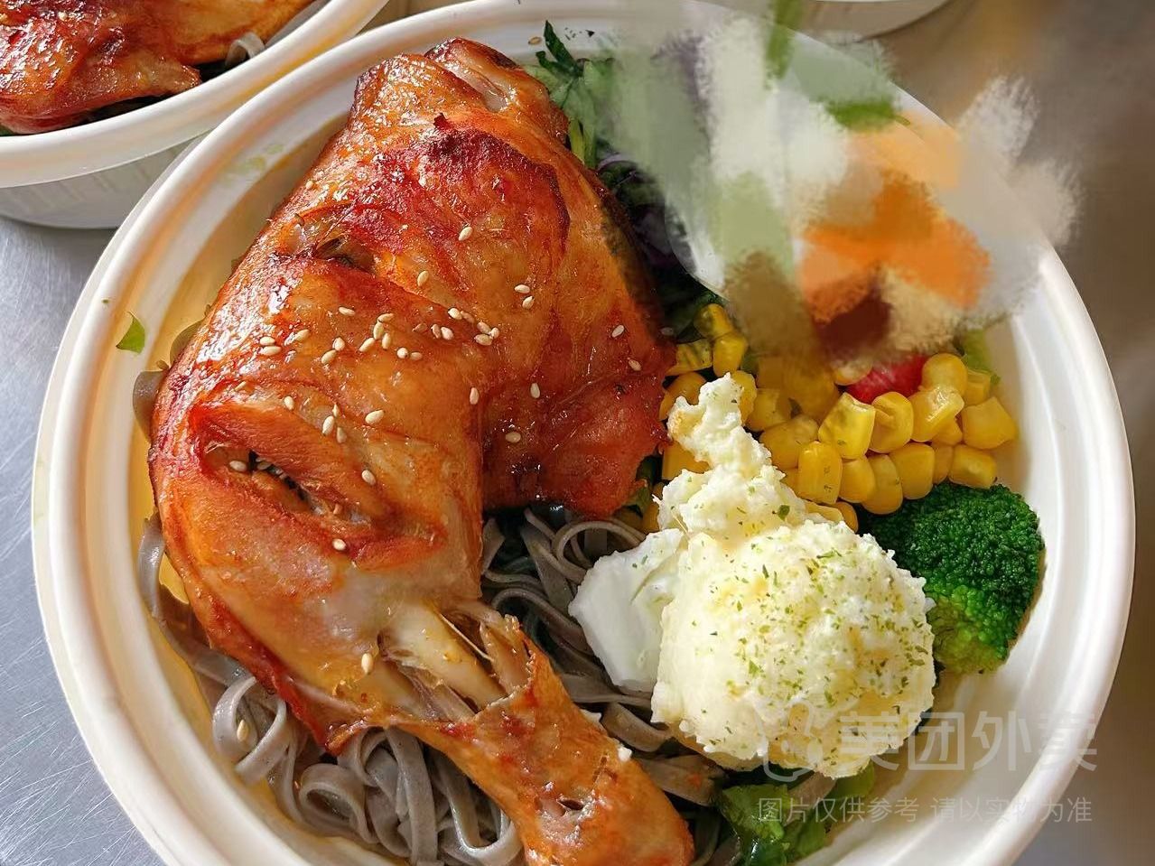 奥尔良烤鸡腿时蔬能量碗